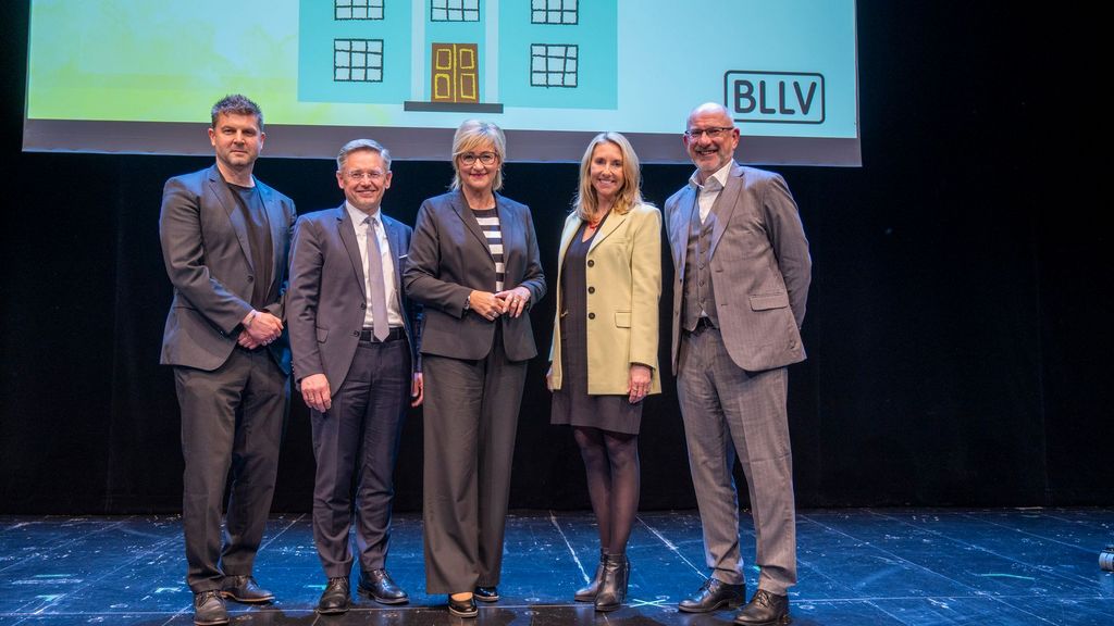 Tomi Neckov, 2. Vizepräsident des BLLV; Tobias Reiß, CSU, MdL und Vizepräsident des Bayerischen Landtags; BLLV-Präsidentin Simone Fleischmann; Bayerische Kultusministerin Anna Stolz und Gerd Nitschke, 1. Vizepräsident des BLLV (v.l.n.r.)