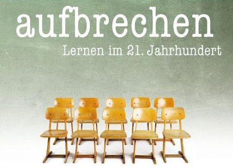 Aufbrechen_Lernen im 21 Jahrhundert Logo Lernen im 21. Jahrhundert: leere Stühle im Klassenzimmer