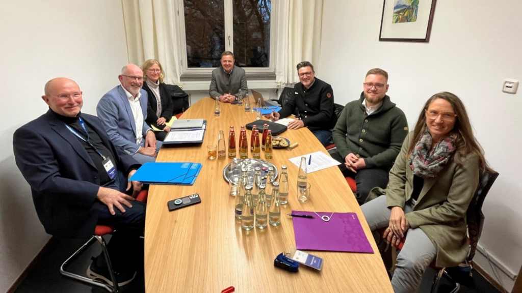 v.r. Beate Buchberger, FG FöL Obb, Florian Kellerer, HJUAV und JuBLLV, MdL Martin Brunnhuber (FW), MdL Michael Koller (FW), Dr. Gisela Stückl, Kultusministerium, Gerd Nitschke 1. Vizepräsident/Vorsitzender HPR am KM, Jochen Fischer, Landesfachgruppe FöL im BLLV